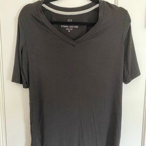 Vienna Couture Women's Essential T-Shirt V-Neck